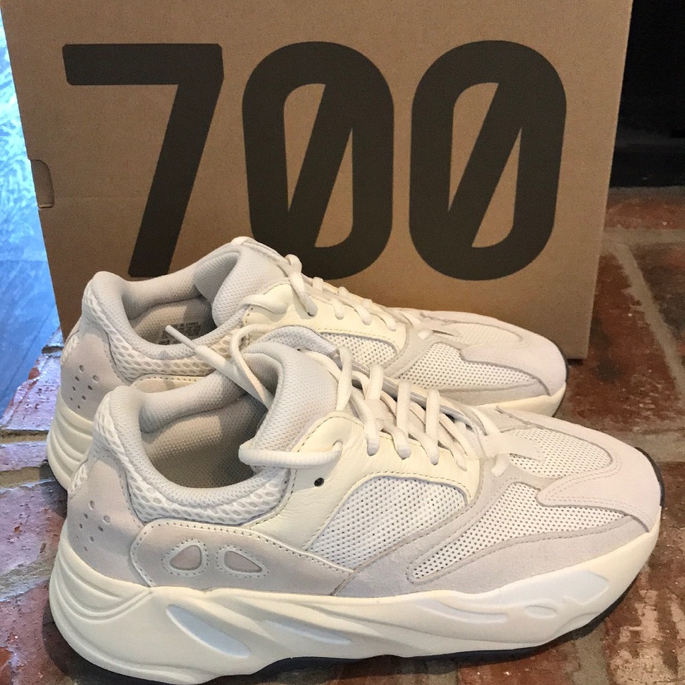 Yeezy boost 700 analog